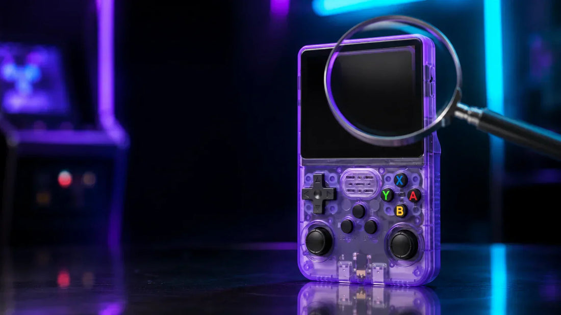 Console R36S authentique violette inspectée à la loupe pour repérer une contrefaçon