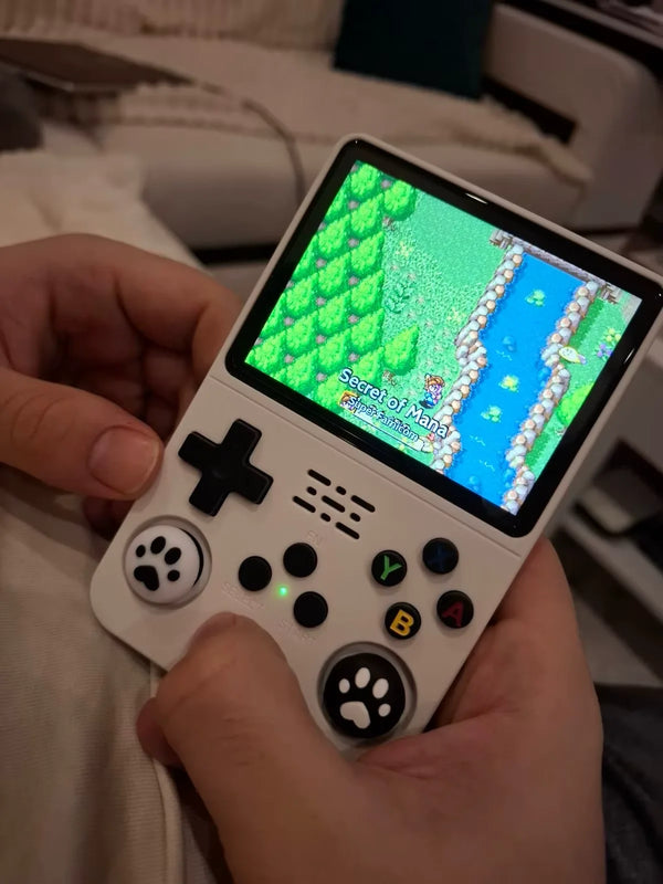 Console R36S portable utilisée en extérieur