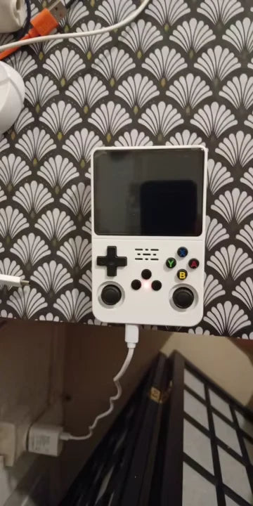 Console R36S en pleine session de jeu rétro