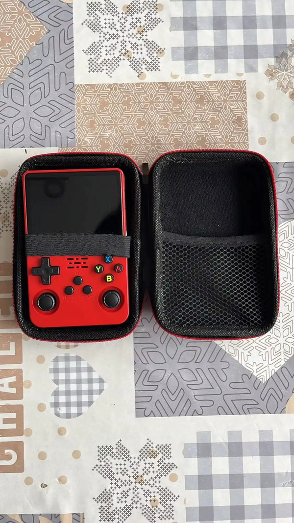 Console R36S en utilisation, écran allumé